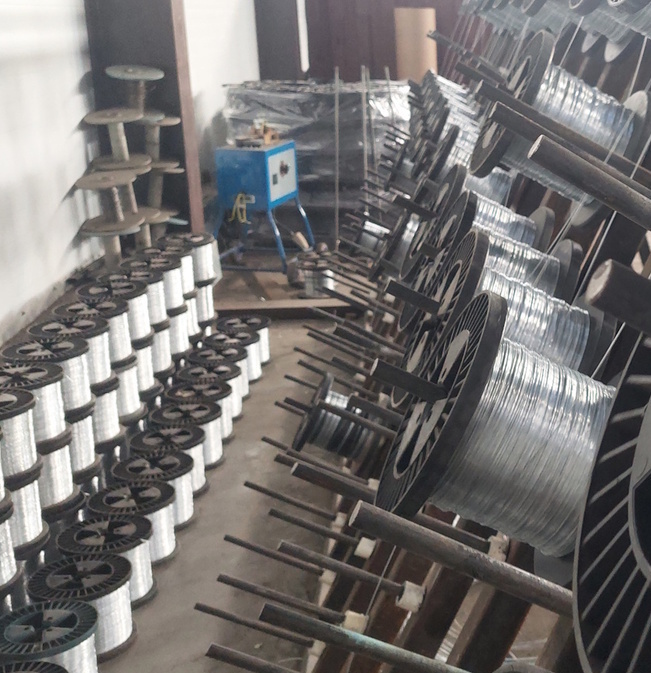 Много готовой сетки Шпуля с проволокой